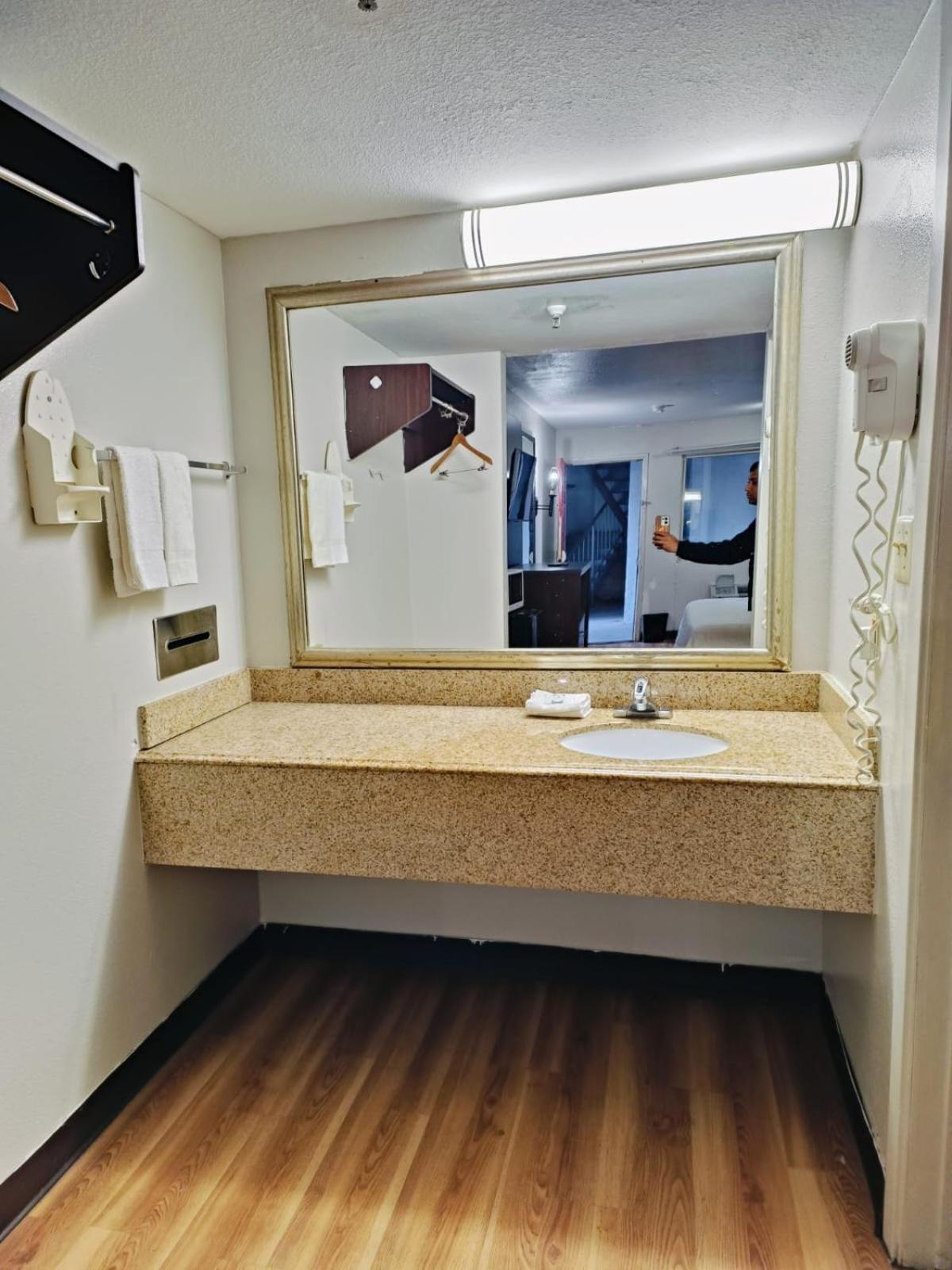 Travelers Inn By Oyo Wichita Falls Bagian luar foto