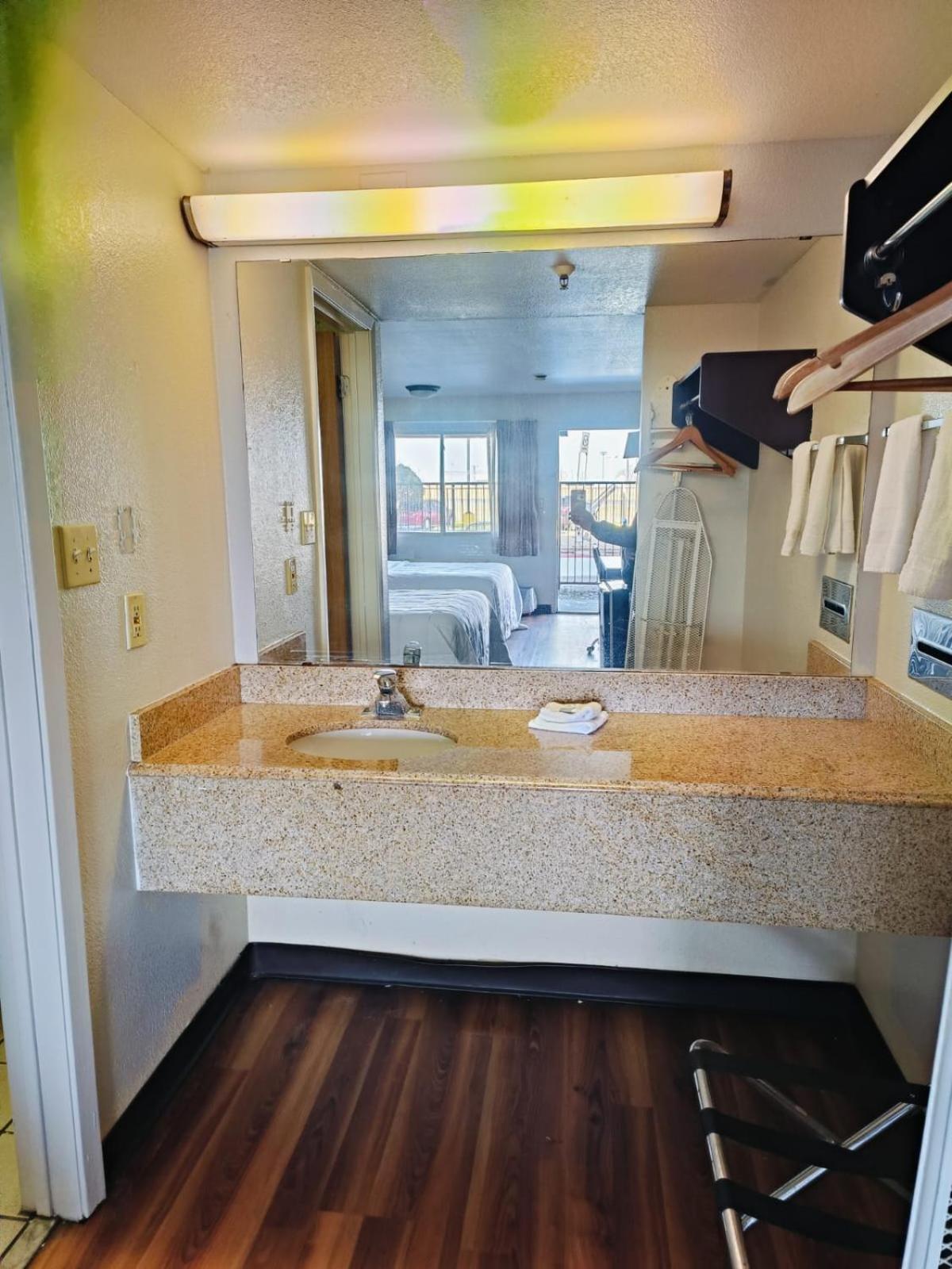 Travelers Inn By Oyo Wichita Falls Bagian luar foto