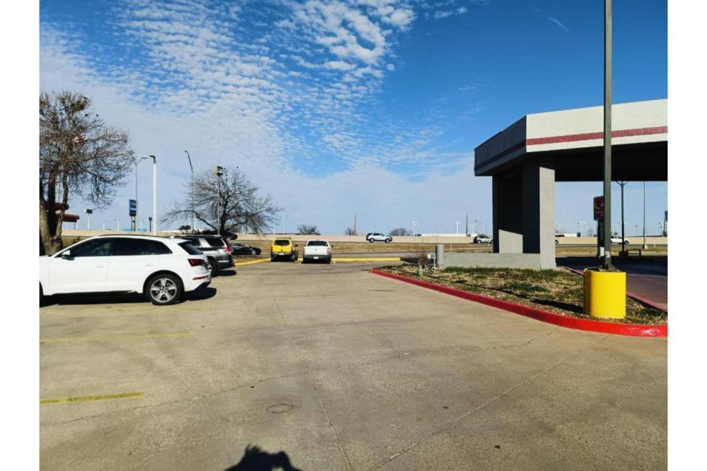 Travelers Inn By Oyo Wichita Falls Bagian luar foto